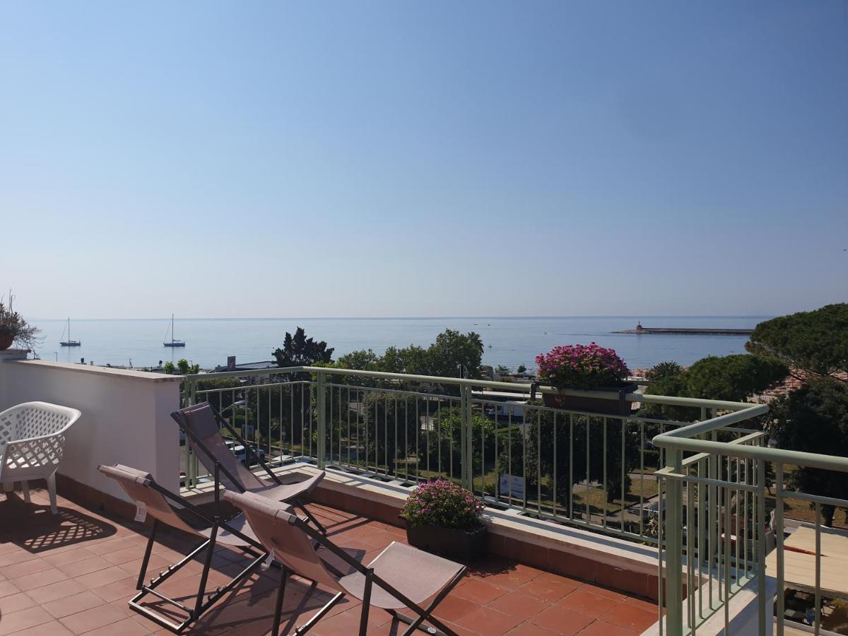 Reale Apartments Терачина Екстериор снимка